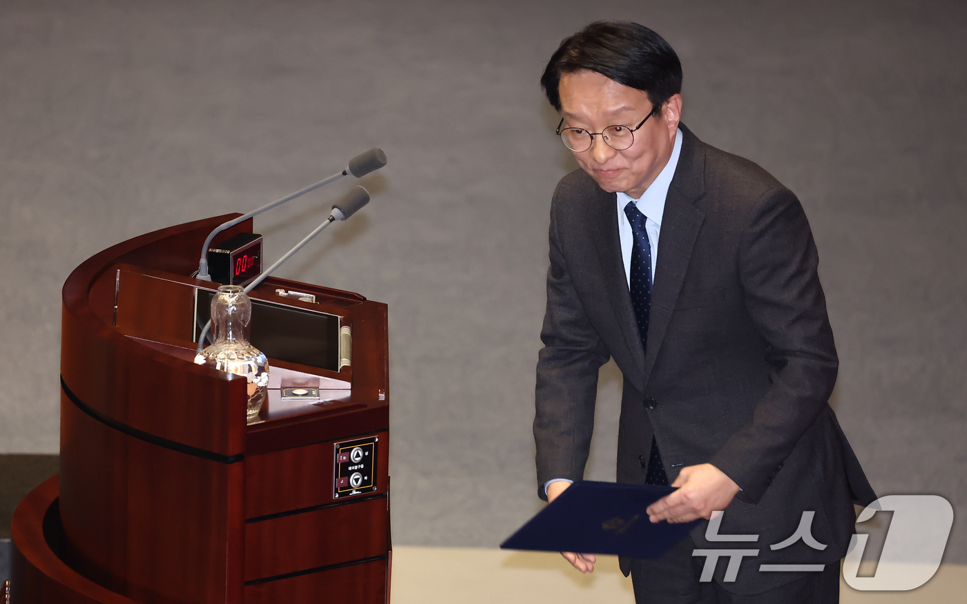 (서울=뉴스1) 김도우 기자 = 권칠승 더불민주당 의원이 31일 서울 여의도 국회에서 열린 제433회국회(임시회) 제3차 본회의에서 행정안전위원장으로 당선소감을 밝힌 후 인사하고 …