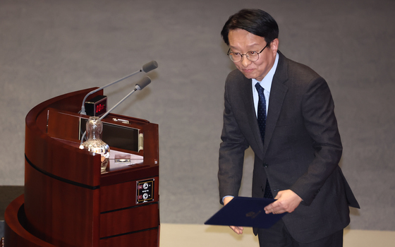 인사하는 권칠승 행안위원장