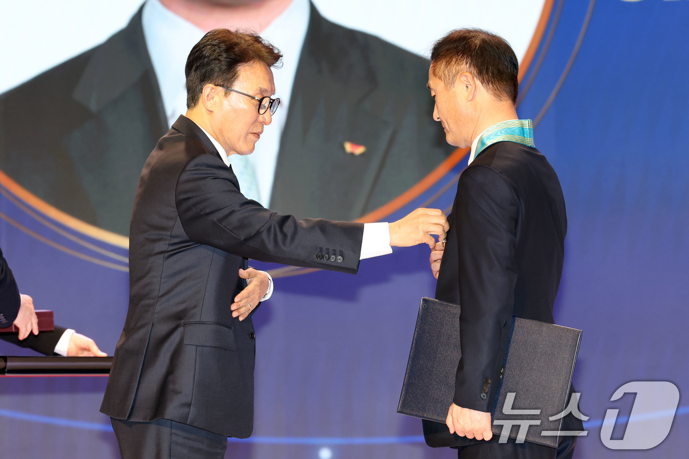 (서울=뉴스1) 이광호 기자 = 김민석 국무총리가 31일 오후 서울 중구 대한상공회의소에서 열린 제53회 상공의 날 기념식에서 송현종 에스케이하이닉스 사장에게 은탑산업훈장을 수여하 …