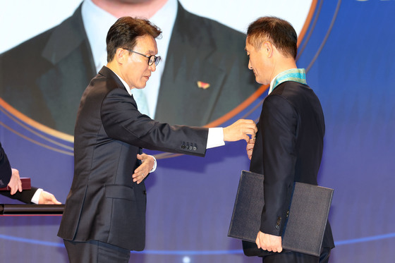 은탑산업훈장 수여하는 김민석 총리