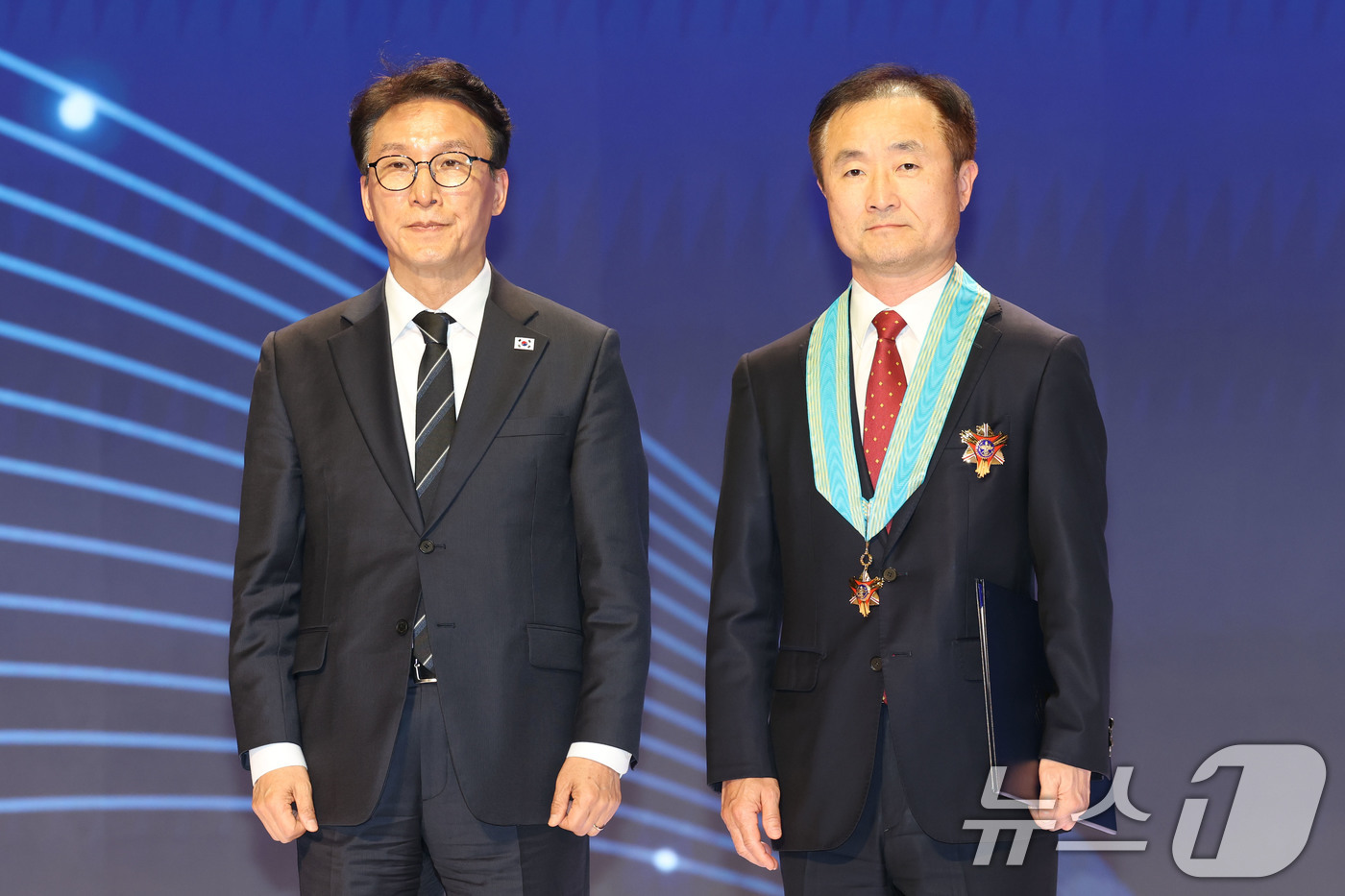 (서울=뉴스1) 이광호 기자 = 김민석 국무총리가 31일 오후 서울 중구 대한상공회의소에서 열린 제53회 상공의 날 기념식에서 송현종 에스케이하이닉스 사장에게 은탑산업훈장을 수여한 …