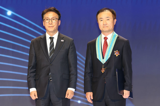 은탑산업훈장 수여받은 송현종 에스케이하이닉스 사장