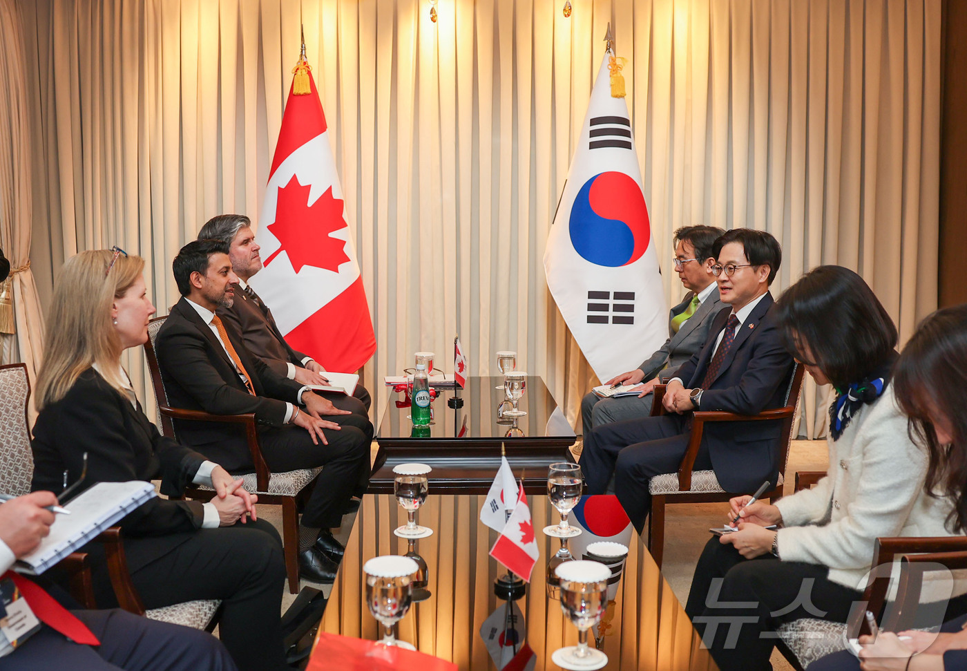 (서울=뉴스1) = 김정관 산업통상부 장관이 31일 오후 서울 중구 롯데호텔에서 마닌더 시두 캐나다 국제통상부 장관을 면담하고 있다. (산업통상부 제공. 재판매 및 DB 금지) 2 …