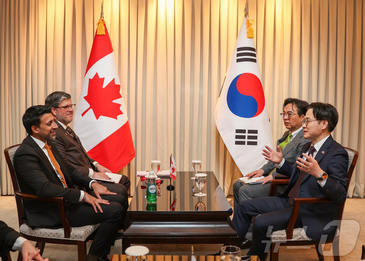 (서울=뉴스1) = 김정관 산업통상부 장관이 31일 오후 서울 중구 롯데호텔에서 마닌더 시두 캐나다 국제통상부 장관을 면담하고 있다. (산업통상부 제공. 재판매 및 DB 금지) 2 …