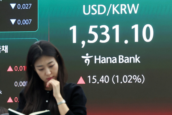 한은 "외환시장 쏠림 뚜렷하면 대응…외인 주식자금 유출 주시"