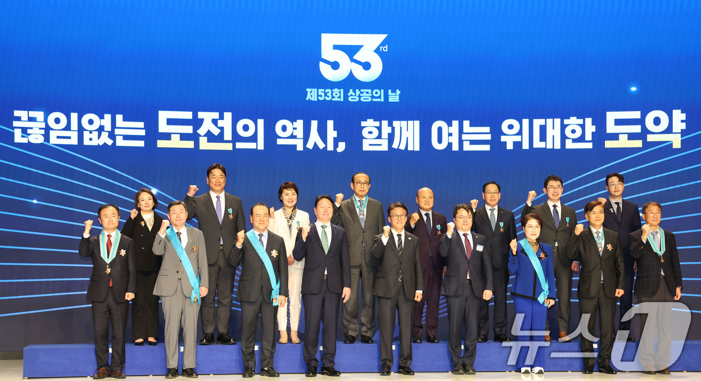 (서울=뉴스1) 이광호 기자 = 김민석 국무총리와 최태원 대한상의 회장이 31일 오후 서울 중구 대한상공회의소에서 열린 제53회 상공의 날 기념식에서 금탑산업훈장 등을 수여받은 수 …