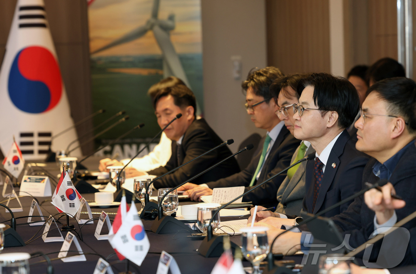 (서울=뉴스1) = 김정관 산업통상부 장관이 31일 오후 서울 중구 롯데호텔에서 열린 한-캐나다 에너지안보 리더십 대화에서 마닌더 시두 캐나다 국제통상부 장관의 발언을 경청하고 있 …