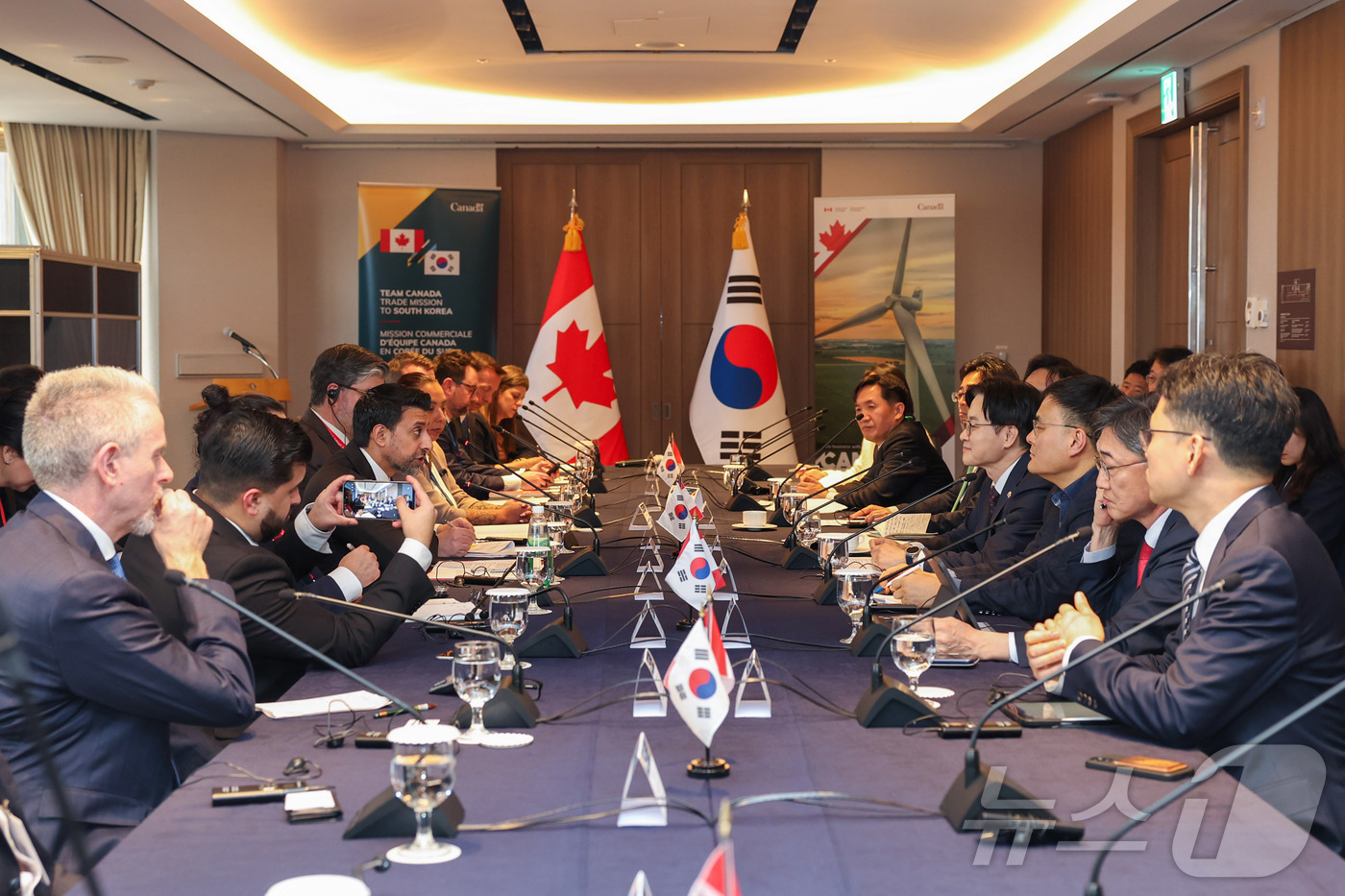 (서울=뉴스1) = 김정관 산업통상부 장관이 31일 오후 서울 중구 롯데호텔에서 열린 한-캐나다 에너지안보 리더십 대화에서 마닌더 시두 캐나다 국제통상부 장관의 발언을 경청하고 있 …