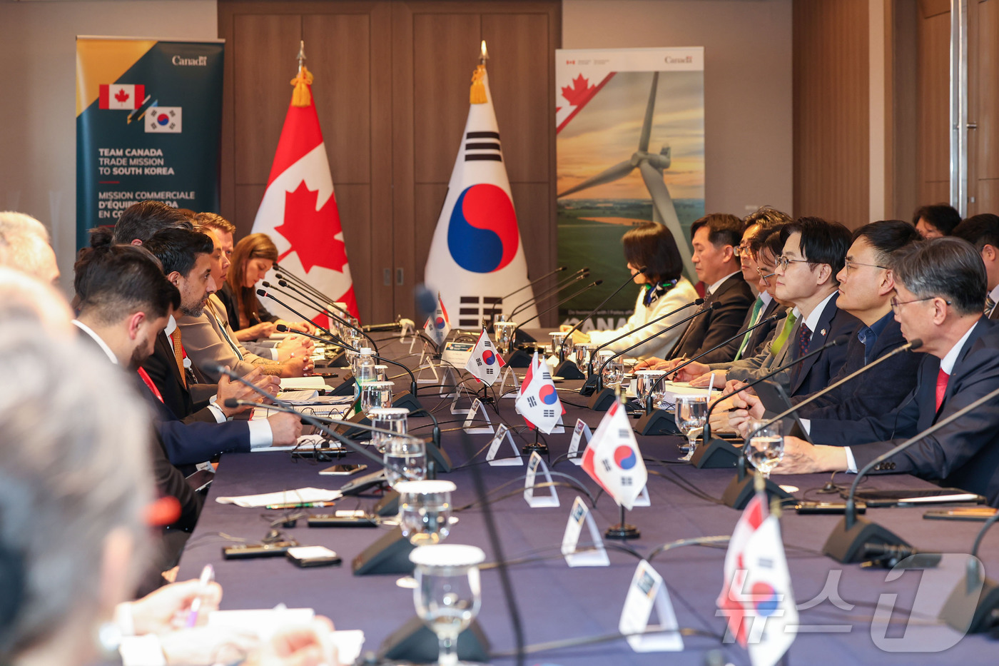 (서울=뉴스1) = 김정관 산업통상부 장관이 31일 오후 서울 중구 롯데호텔에서 열린 한-캐나다 에너지안보 리더십 대화에서 마닌더 시두 캐나다 국제통상부 장관의 발언을 경청하고 있 …