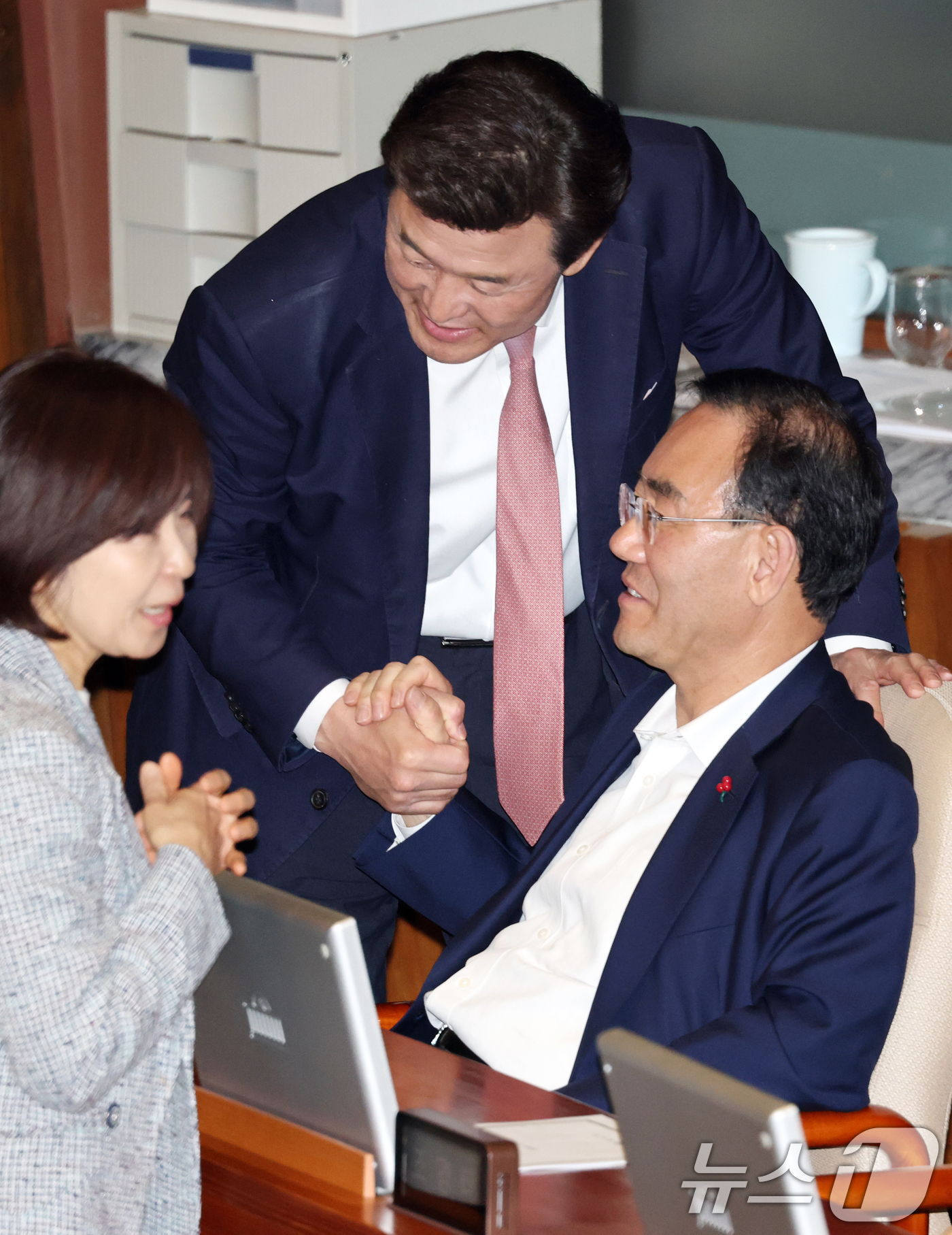 (서울=뉴스1) 이승배 기자 = 31일 서울 여의도 국회에서 열린 제433회국회(임시회) 제3차 본회의에서 주호영 국민의힘 의원이 의원들과 대화하고 있다. 2026.3.31/뉴스1 …