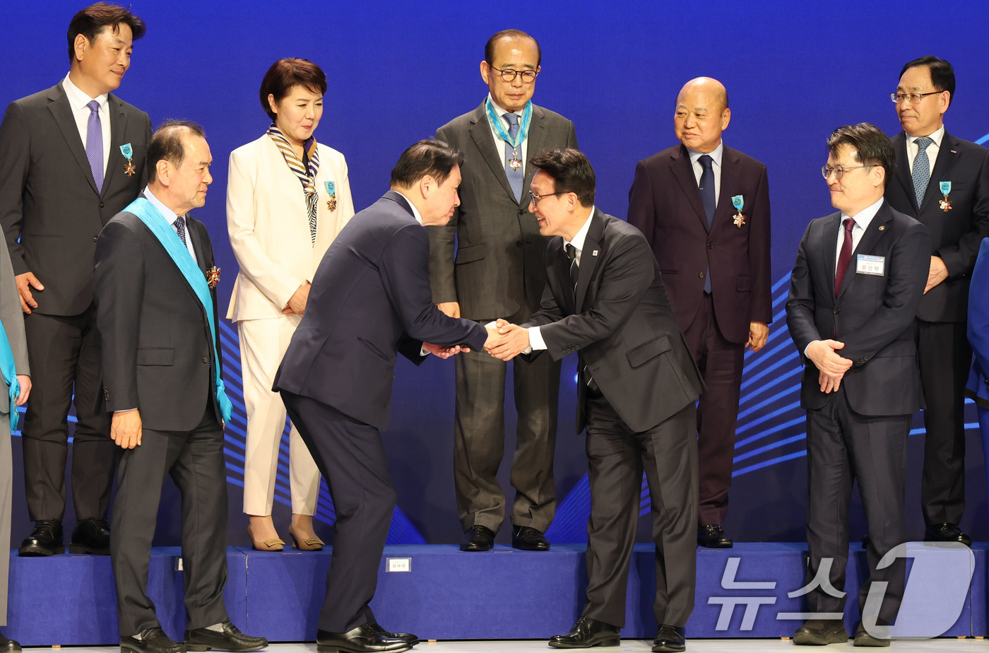 (서울=뉴스1) 이광호 기자 = 김민석 국무총리와 최태원 대한상의 회장이 31일 오후 서울 중구 대한상공회의소에서 열린 제53회 상공의 날 기념식에서 기념촬영을 마치고 인사나누고 …