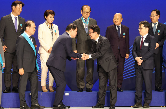 손잡은 김민석 총리와 최태원 대한상의 회장