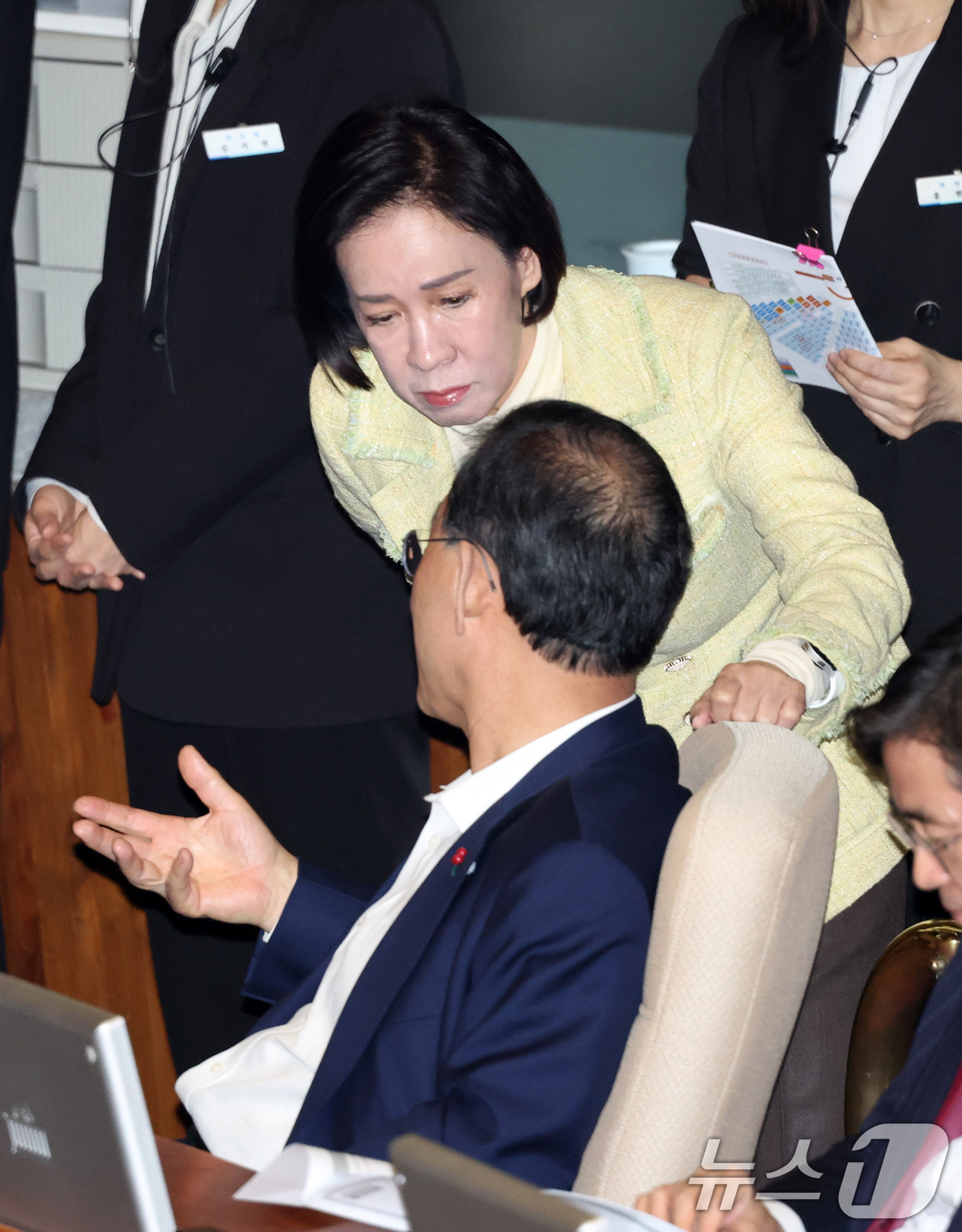 (서울=뉴스1) 이승배 기자 = 31일 서울 여의도 국회에서 열린 제433회국회(임시회) 제3차 본회의에서 주호영 국민의힘 의원과 이인선 대구시당위원장이 대화하고 있다. 2026. …