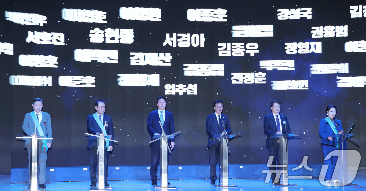 (서울=뉴스1) 이광호 기자 = 김민석 국무총리와 최태원 대한상의 회장이 31일 오후 서울 중구 대한상공회의소에서 열린 제53회 상공의 날 기념식에서 금탑산업훈장 수상자들과 기념 …