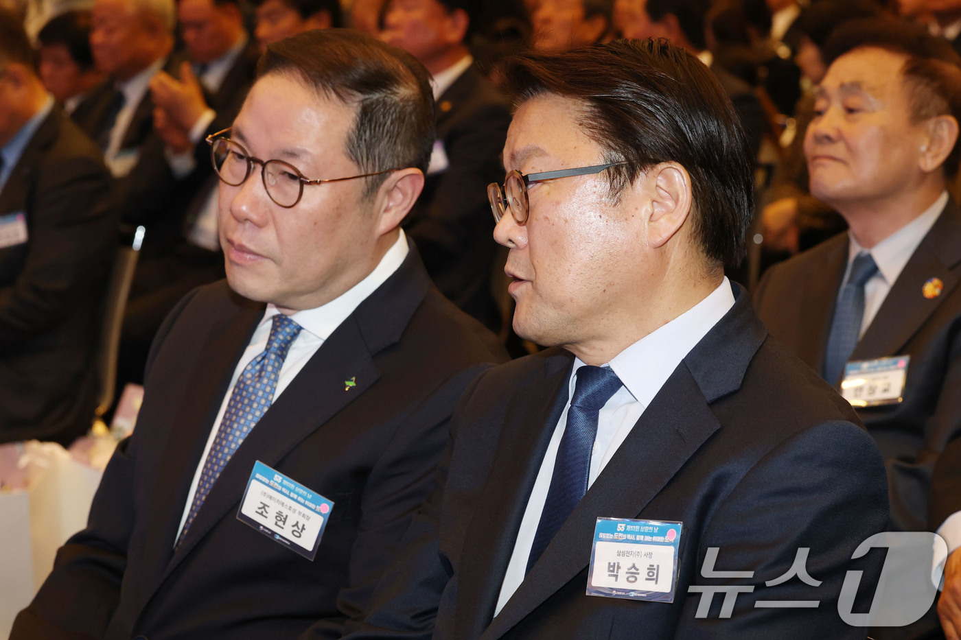 (서울=뉴스1) 이광호 기자 = 박승희 삼성전자 사장(오른쪽)과 조현상 에이치에스효성 부회장이 31일 오후 서울 중구 대한상공회의소에서 열린 제53회 상공의 날 기념식에 참석해 대 …