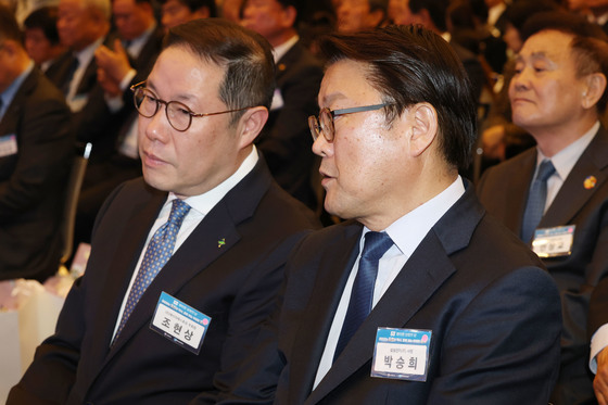 대화하는 박승희 사장과 조현상 부회장