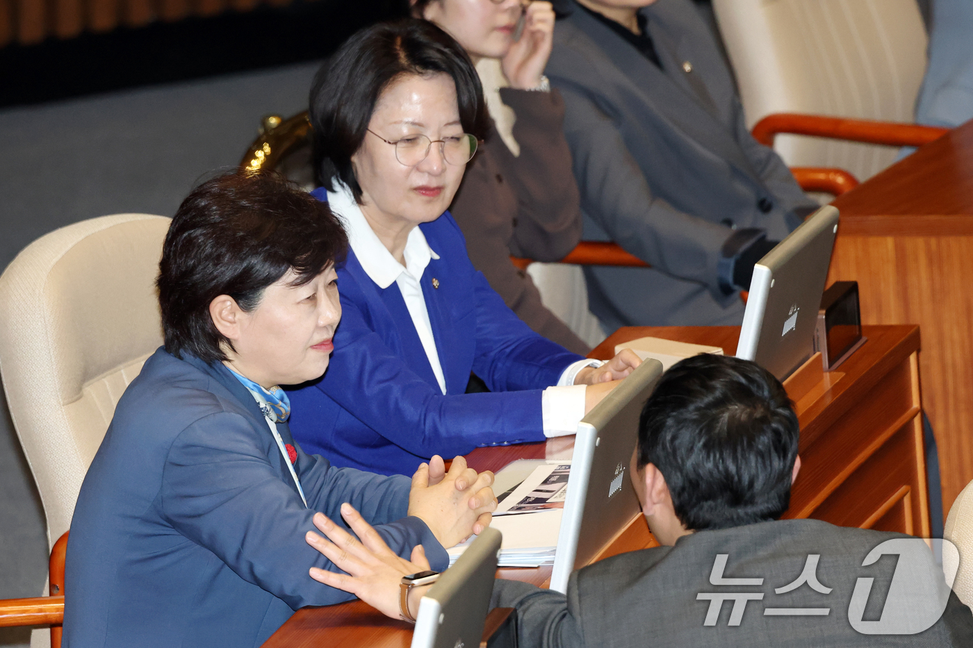 (서울=뉴스1) 이승배 기자 = 신임 법제사법위원장으로 선출된 서영교 더불어민주당 의원이 31일 서울 여의도 국회에서 열린 제433회국회(임시회) 제3차 본회의에서 김용민, 추미애 …