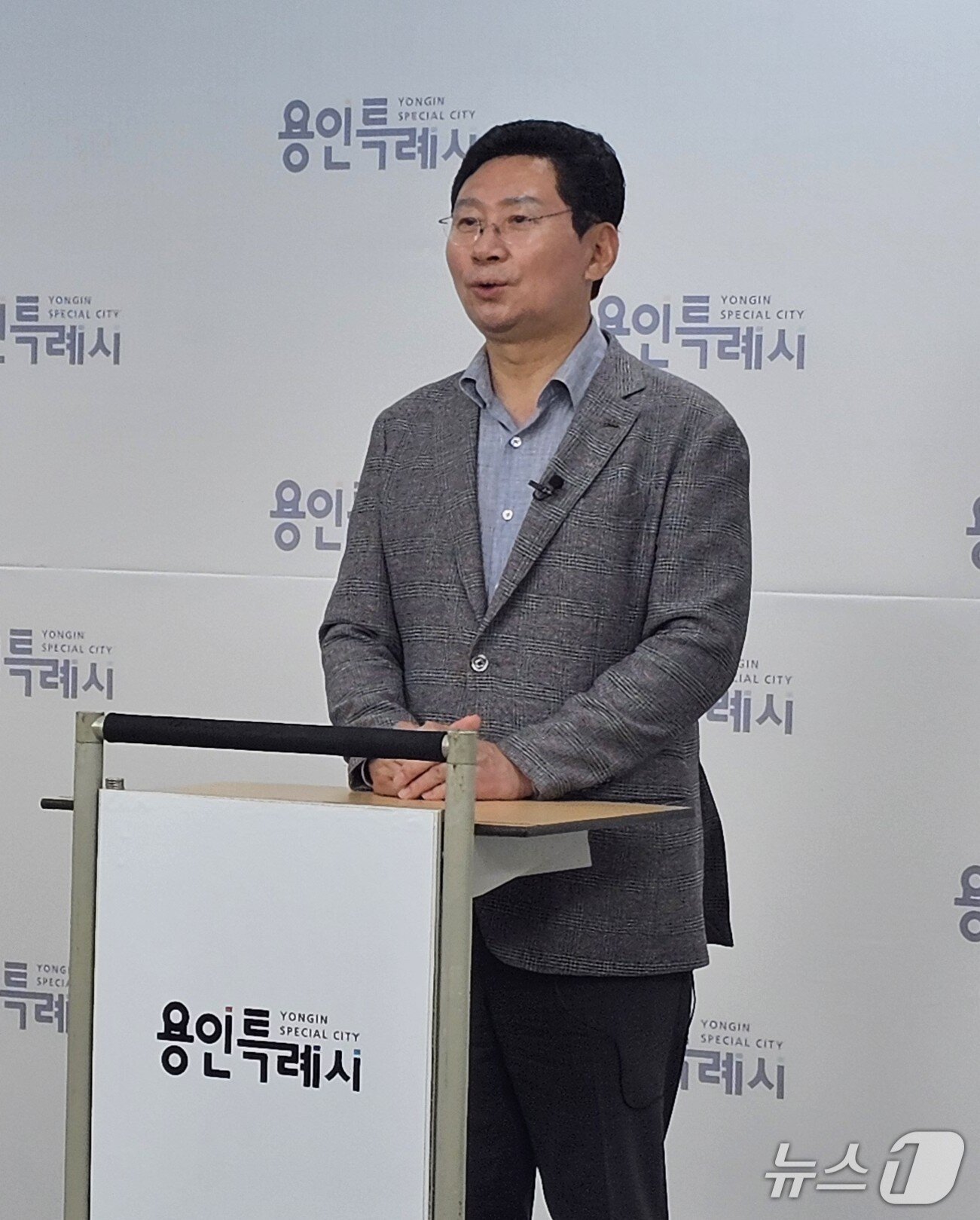 본문 이미지 - 이상일 시장이 31일 용인시청 브리핑실에서 안호영 의원과 김성환 장관에게 무제한 토론을 제안하는 내용의 자료 영상을 퐐영하고 있다./김평석 기자/ⓒ 뉴스1