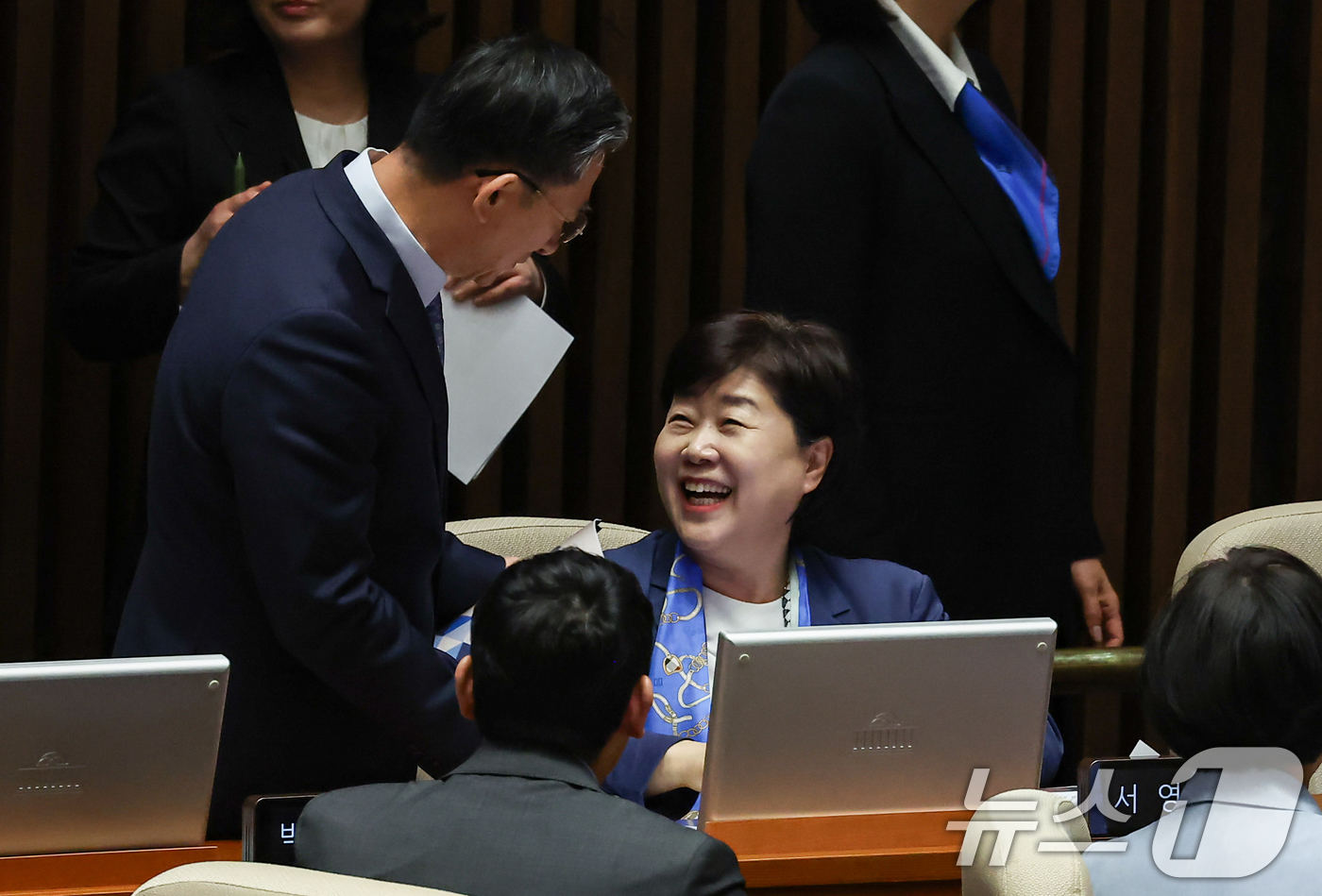 (서울=뉴스1) 김도우 기자 = 서영교 더불민주당 의원이 31일 서울 여의도 국회에서 열린 제433회국회(임시회) 제3차 본회의에서 법제사법위원장으로 당선 후 정성호 법무부 장관과 …