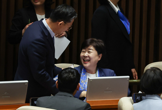 정성호 법무부 장관과 인사 나누는 서영교 의원