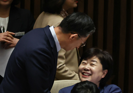 정성호 법무부 장관과 인사 나누는 서영교 의원