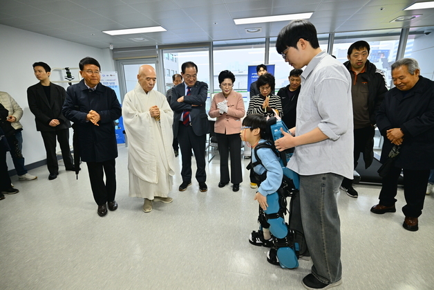 재활로봇 착용 하람이 "처음 걸었어요"…속초 소년 눈물의 '첫 걸음'