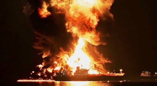 이란 "이스라엘 연계 선박 타격" 불타는 사진 올려…로이터 "무사"