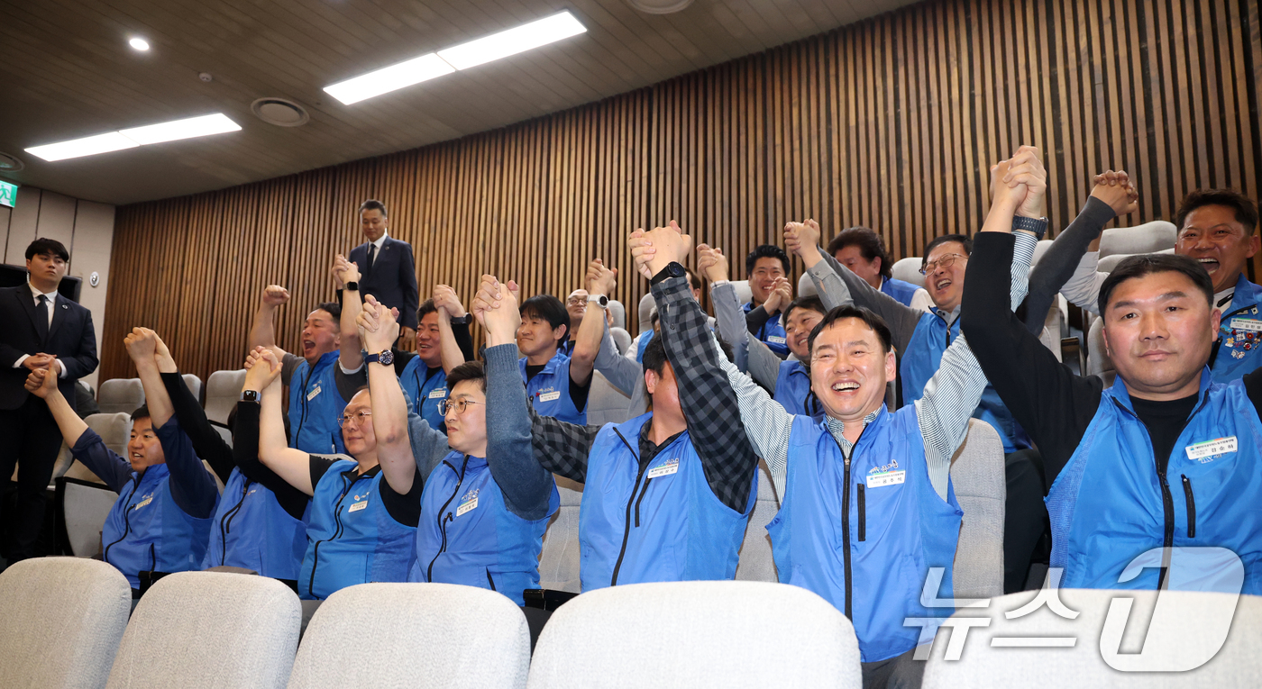 (서울=뉴스1) 이승배 기자 = 31일 서울 여의도 국회에서 열린 제433회국회(임시회) 제3차 본회의에서 공무원 노조원들이 공휴일에 관한 법률 일부개정법률안(대안)이 통과되자 기 …