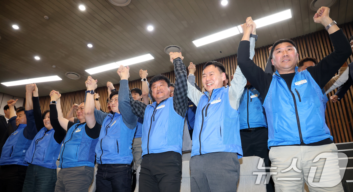 (서울=뉴스1) 이승배 기자 = 31일 서울 여의도 국회에서 열린 제433회국회(임시회) 제3차 본회의에서 공무원 노조원들이 공휴일에 관한 법률 일부개정법률안(대안)이 통과되자 기 …