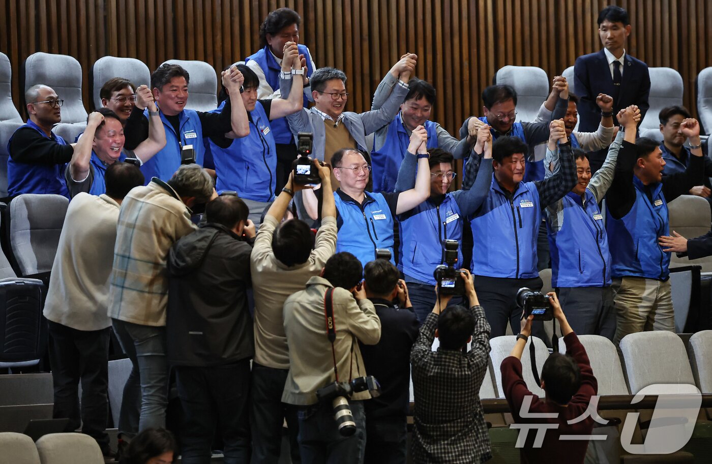 본문 이미지 - 31일 서울 여의도 국회에서 열린 제433회국회(임시회) 제3차 본회의에서 공휴일에 관한 법률 일부개정법률안(대안)이 통과되자 대한민국공무원노동조합총연맹 조합원들이 기뻐하고 있다. 2026.3.31 ⓒ 뉴스1 김도우 기자