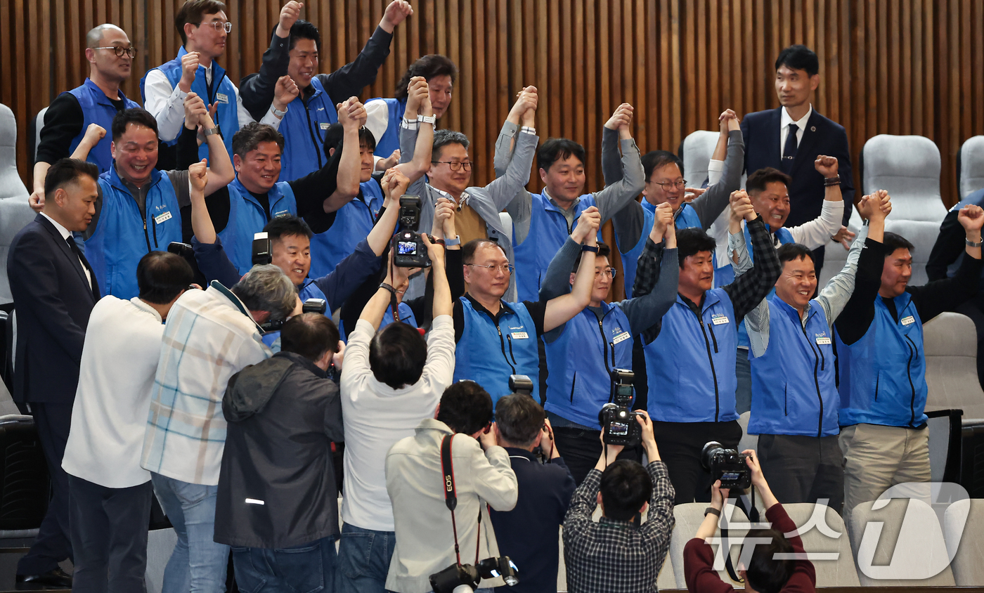 (서울=뉴스1) 김도우 기자 = 31일 서울 여의도 국회에서 열린 제433회국회(임시회) 제3차 본회의에서 공휴일에 관한 법률 일부개정법률안(대안)이 통과되자 대한민국공무원노동조합 …