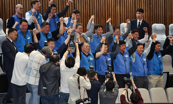 공무원도 쉬는 노동절 법정공휴일 지정 법안 통과
