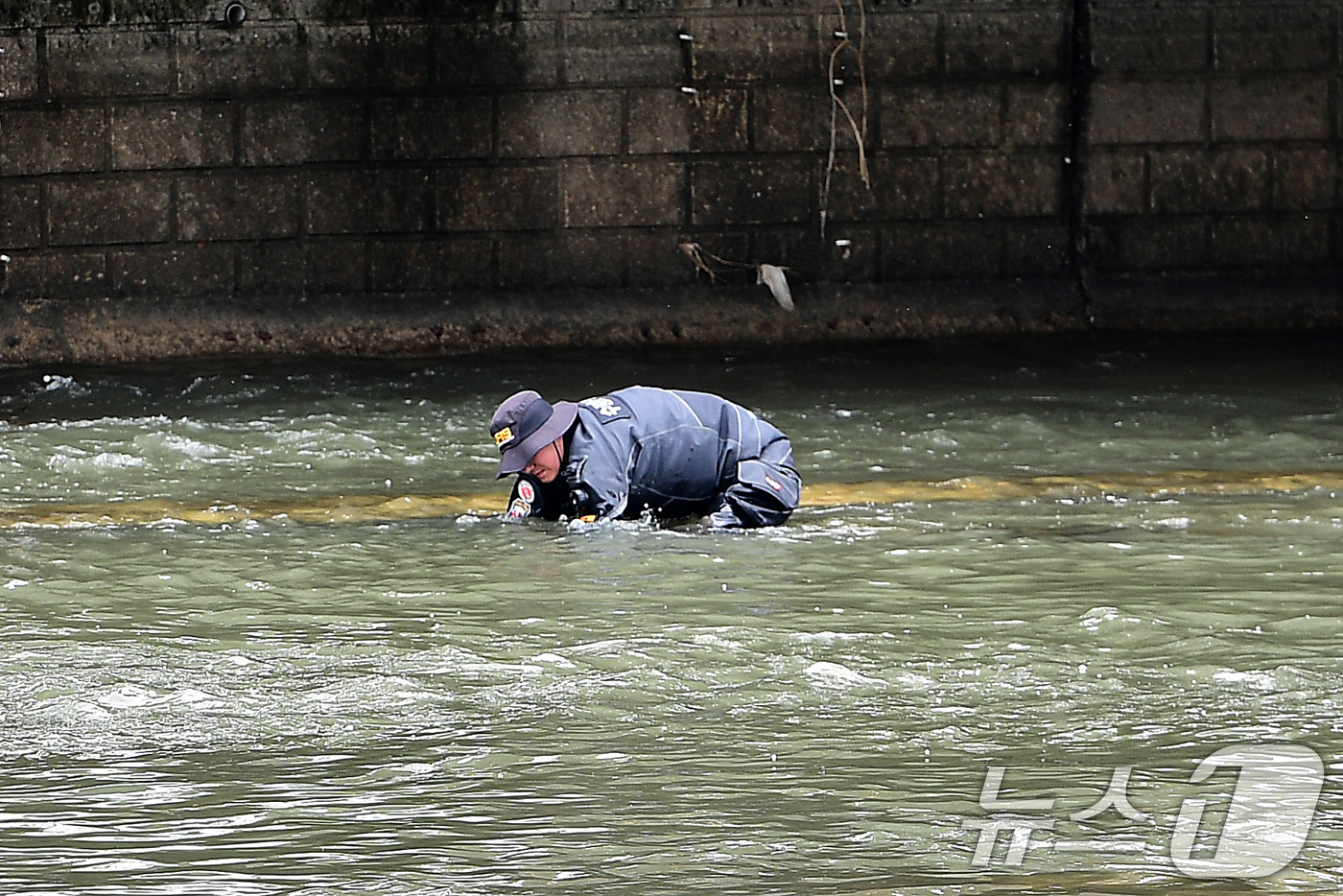 (대구=뉴스1) 공정식 기자 = 31일 오전 10시 30분쯤 "신천에 수상한 캐리어가 있다"는 신고를 접수한 경찰이 대구 북구 칠성동 잠수교 주변을 수색하고 있다. 경찰은 캐리어 …