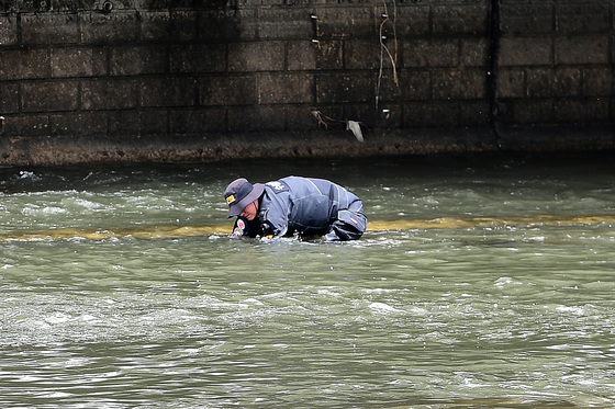대구 신천 잠수교 캐리어에 시신 발견…CCTV 없어 수사 난항(종합)