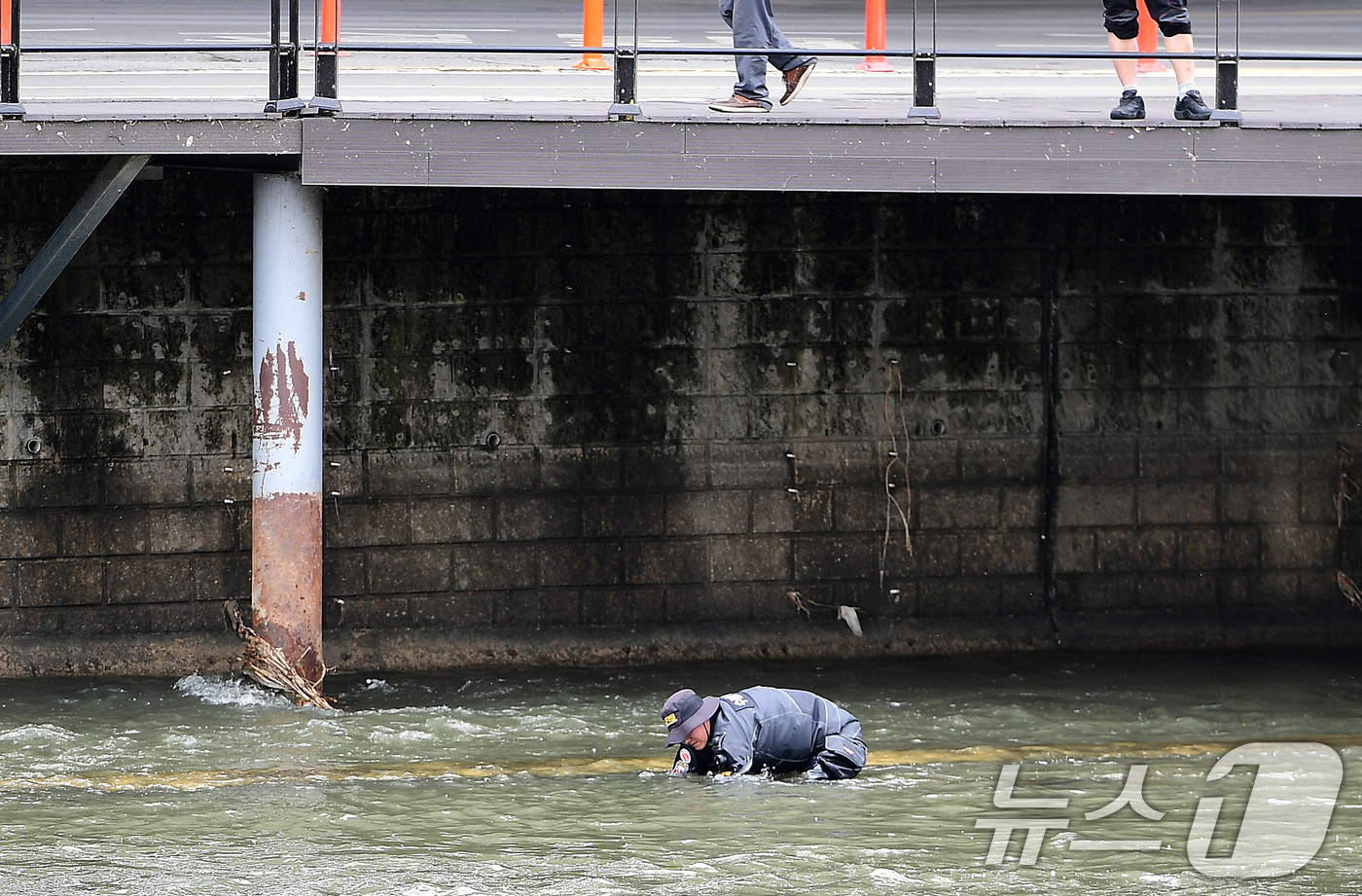 (대구=뉴스1) 공정식 기자 = 31일 오전 10시 30분쯤 "신천에 수상한 캐리어가 있다"는 신고를 접수한 경찰이 대구 북구 칠성동 잠수교 주변을 수색하고 있다. 경찰은 캐리어 …