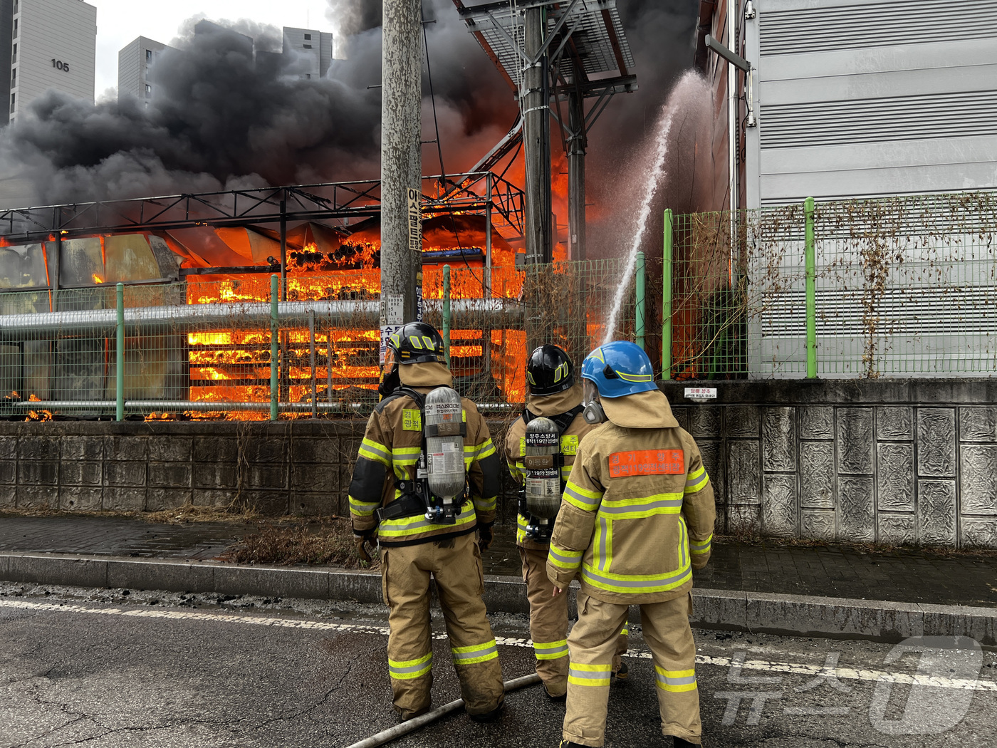 (서울=뉴스1) = 31일 오후 3시49분쯤 경기 양주시 백석읍 홍죽리 공장에 화재가 발생해 소방대원들이 화재를 진압하고 있다. 소방 당국은 인명피해 및 재산피해를 조사 중이다. …