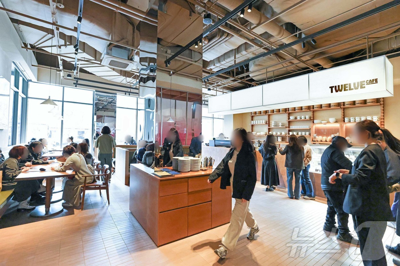 (서울=뉴스1) = 신세계백화점이 하우스오브신세계 청담에 웰니스 대표 브랜드 '룰루레몬'의 팝업스토어와 브런치 카페 '트웰브'가 입점했다고 1일 밝혔다. 사진은 트웰브 카페 매장 …