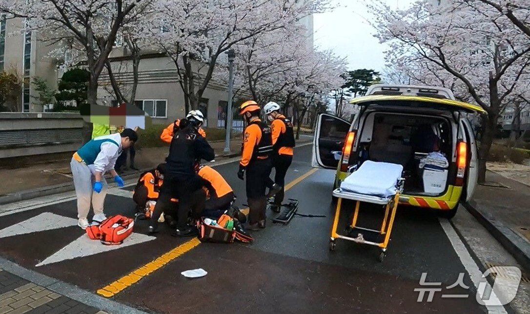 본문 이미지 - 전날 오후 6시 2분께 북구 신천동의 한 아파트 단지 내 왕복 2차선 도로에서 초등학생 A 양(9)이 직진하던 SUV에 치여 숨졌다.(울산소방 제공. 재판매 및 DB금지)/뉴스1