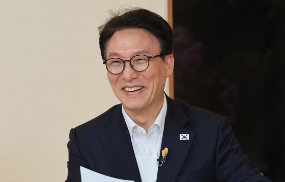 환하게 웃는 김민석 총리