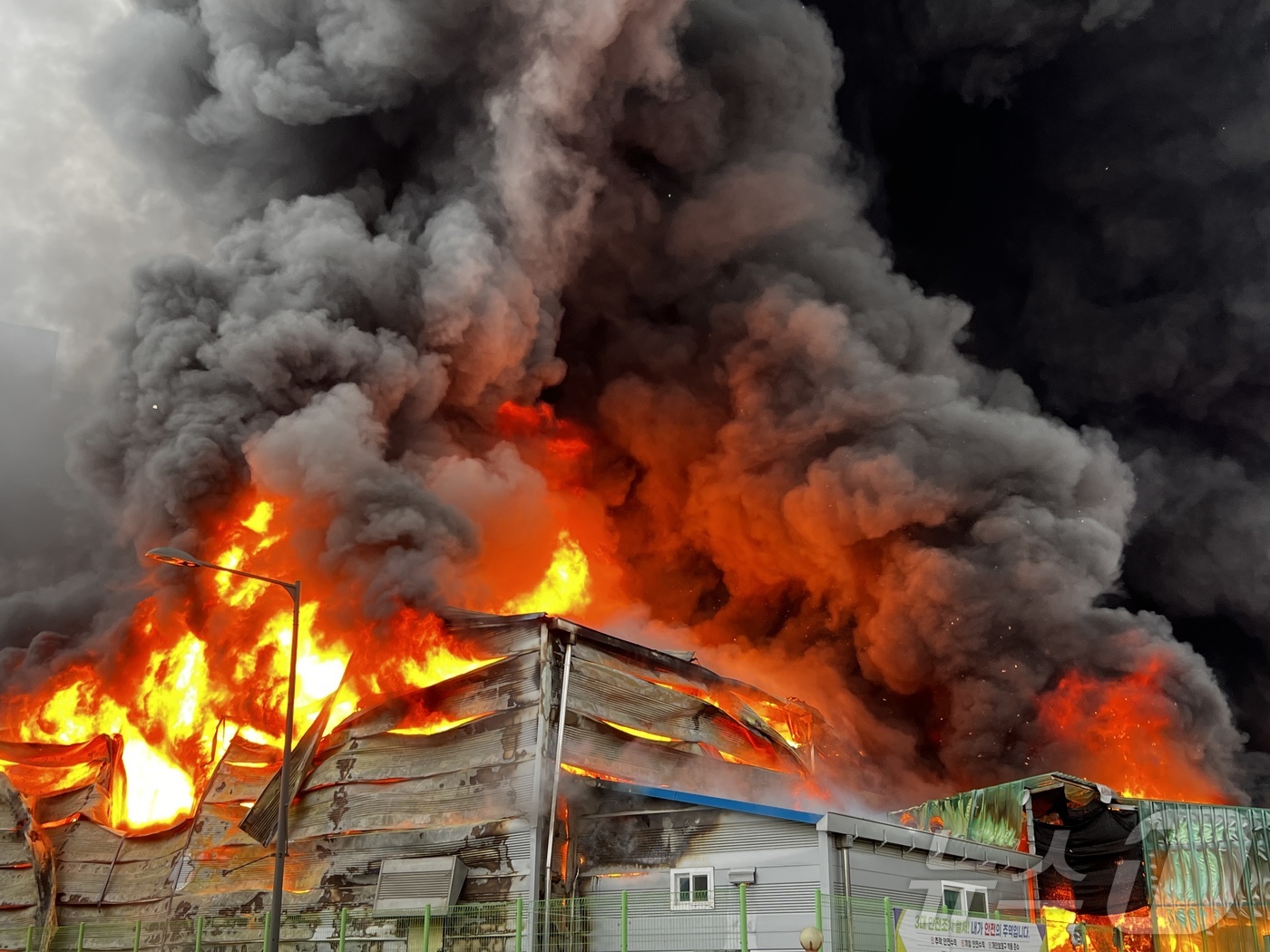 (양주=뉴스1) 양희문 기자 = 31일 오후 3시 49분께 경기 양주시 백석읍 홍죽리 한 섬유공장에서 불이 나 3명이 부상을 입었다. 소방 당국은 불을 끄는 대로 자세한 화재 원인 …