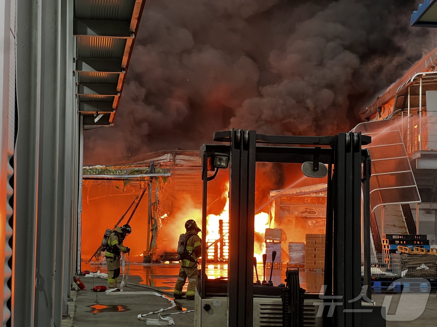 (양주=뉴스1) 양희문 기자 = 31일 오후 3시 49분께 경기 양주시 백석읍 홍죽리 한 섬유공장에서 불이 나 3명이 부상을 입었다. 소방 당국은 불을 끄는 대로 자세한 화재 원인 …