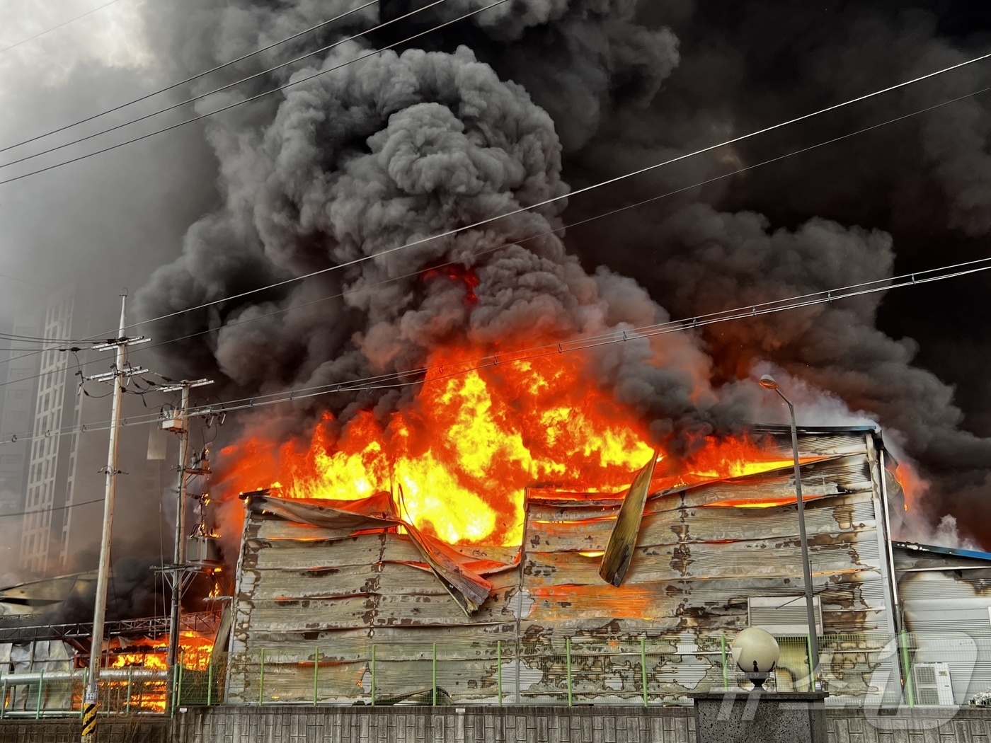 (양주=뉴스1) 양희문 기자 = 31일 오후 3시 49분께 경기 양주시 백석읍 홍죽리 한 섬유공장에서 불이 나 3명이 부상을 입었다. 소방 당국은 불을 끄는 대로 자세한 화재 원인 …