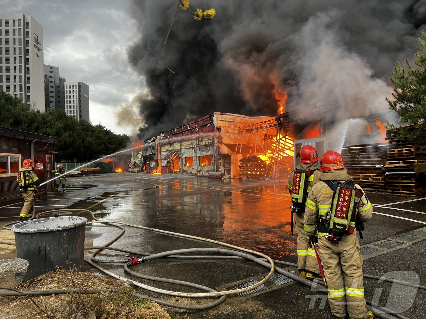 (양주=뉴스1) 양희문 기자 = 31일 오후 3시 49분께 경기 양주시 백석읍 홍죽리 한 섬유공장에서 불이 나 3명이 부상을 입었다. 소방 당국은 불을 끄는 대로 자세한 화재 원인 …