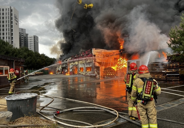양주 섬유공장 화재…3명 부상