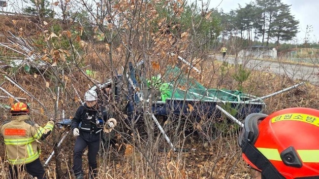 삼척 건의령재서 포터 가드레일 들이받고 추락…70대 숨지고 2명 이송
