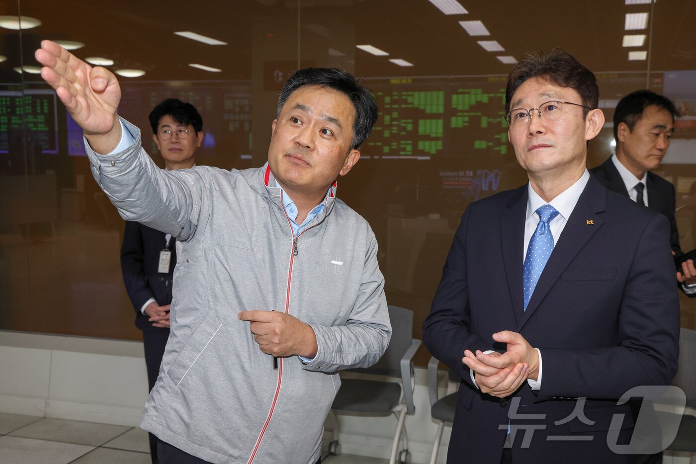 본문 이미지 - 31일 박윤영 KT 대표가 취임 직후 주요 네트워크 인프라 현황 관련 설명을 듣고 있다. 2026.03.31(KT 제공) ⓒ 뉴스1 김민수 기자