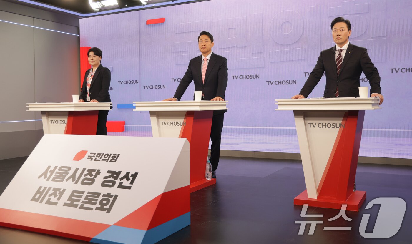 본문 이미지 - 국민의힘 서울시장 예비후보들이 31일 서울 중구 TV조선 스튜디오에서 열린 국민의힘 6·3 지방선거 서울특별시장 후보자를 가리기 위한 비전 토론회에서 토론을 준비하고 있다. 왼쪽부터 윤희숙, 오세훈, 박수민 예비후보. 2026.3.31 ⓒ 뉴스1 국회사진기자단