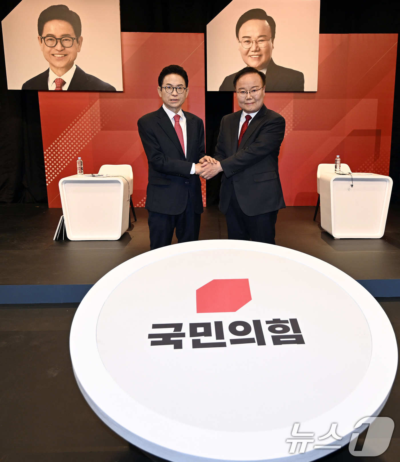 (대구=뉴스1) 공정식 기자 = 31일 오후 대구 수성구 TBC에서 열린 국민의힘 경북도지사 경선 1차 비전토론회에서 이철우 후보(왼쪽)와 김재원 후보가 토론에 앞서 포즈를 취하고 …