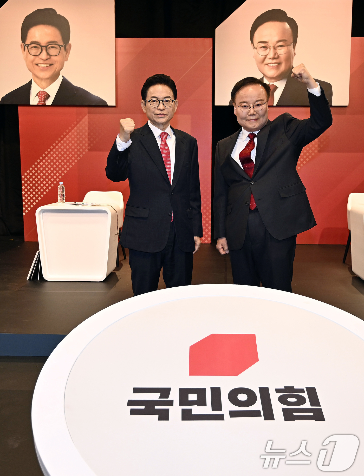 (대구=뉴스1) 공정식 기자 = 31일 오후 대구 수성구 TBC에서 열린 국민의힘 경북도지사 경선 1차 비전토론회에서 이철우 후보(왼쪽)와 김재원 후보가 토론에 앞서 포즈를 취하고 …