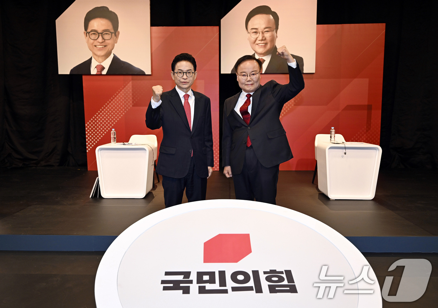 (대구=뉴스1) 공정식 기자 = 31일 오후 대구 수성구 TBC에서 열린 국민의힘 경북도지사 경선 1차 비전토론회에서 이철우 후보(왼쪽)와 김재원 후보가 토론에 앞서 포즈를 취하고 …